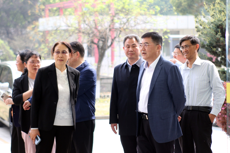 【镇江市政协党组副书记、副主席吴彤到304am永利集团药业开展“加强新污染物治理”主题调研】的配图